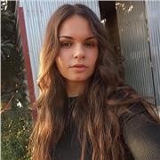 Profesora de primaria o ESO, estudiante de magisterio en la universidad.